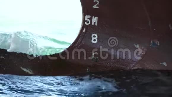船体和水迹的慢运动镜头视频的预览图