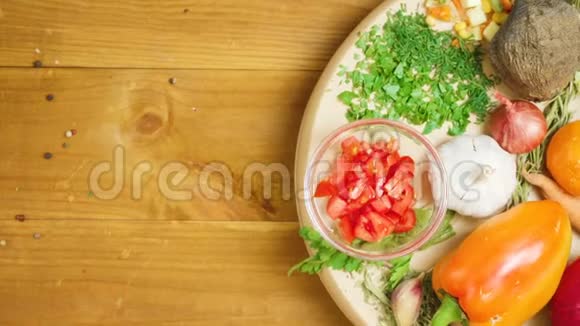 不同蔬菜的盘子视频视频的预览图