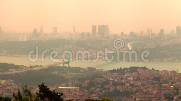 伊斯坦布尔市日落时分烟雾缭绕视频的预览图