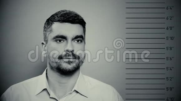 一名囚犯一名男性罪犯在警察局被拍照视频的预览图