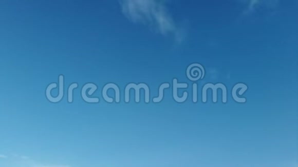 蓝色的天空和柔和的云美丽的放松时光视频的预览图
