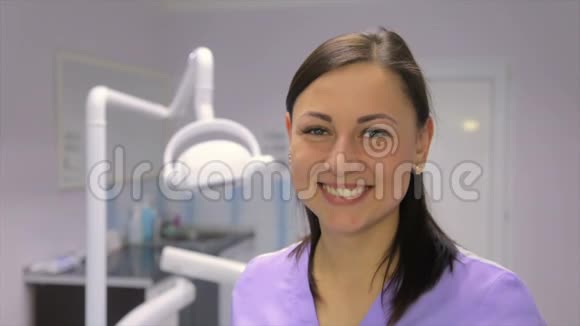 办公室里的女牙医视频的预览图
