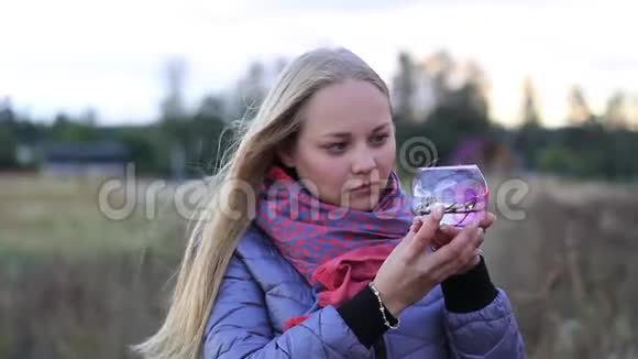 女孩拿着花瓶水族馆视频的预览图