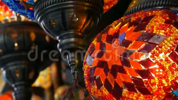 土耳其伊斯坦布尔著名大巴扎天花板市场上的多色土耳其马赛克灯视频的预览图