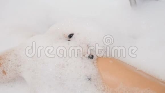 女人用泡沫洗澡视频的预览图