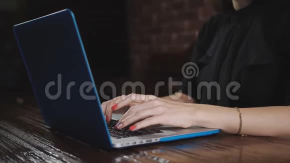 漂亮的美甲女孩在笔记本电脑键盘上打印文本年轻女子在笔记本电脑键盘上打字特写视频的预览图