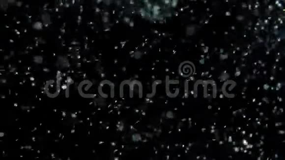 漂浮的魔法粒子在黑色的背景上闪闪发光带有随机移动和闪烁灯的抽象背景视频的预览图