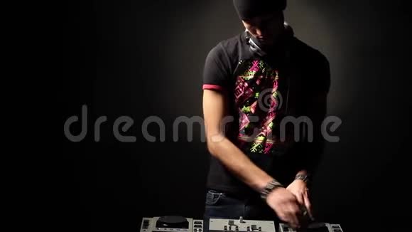 DJ男子在黑暗中制作音乐视频的预览图