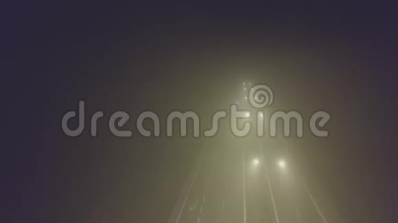 夜间在雾蒙蒙的高速公路上行驶的独车的鸟瞰图视频的预览图