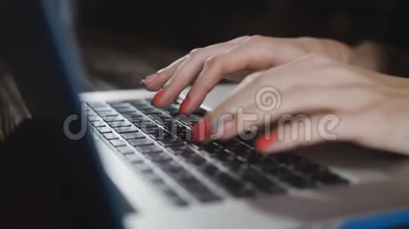 年轻女子在笔记本电脑键盘上打字特写漂亮的美甲女孩在笔记本电脑键盘上打印文本视频的预览图