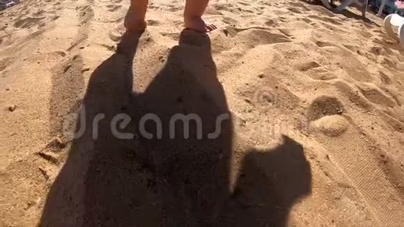 在海滩上散步的小孩的影子视频的预览图