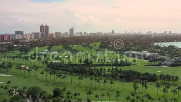 迈阿密海滩高尔夫球场景观无人机拍摄的空中视频视频的预览图