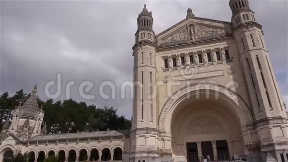 法国诺曼底的利西欧圣泰雷教堂外景视频的预览图
