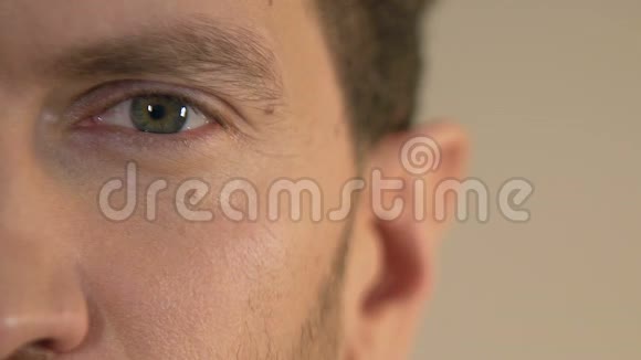 特写严肃男人的脸看镜头情感肢体语言视频的预览图