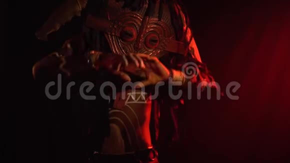 戴着木制面具的黑人和带有仪式装饰的白色身体艺术视频的预览图