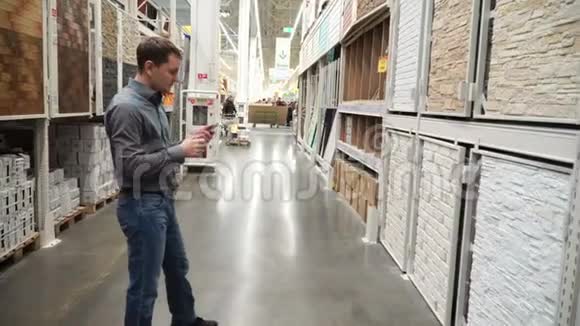 建筑材料商店里的人选择了4k的墙面覆盖物视频的预览图