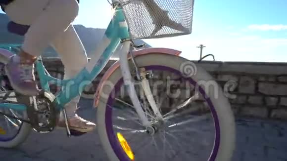 早晨六岁的女孩骑自行车沿着海滨上学视频的预览图