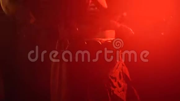 一个戴着面具的非洲巫师在红灯下跳舞视频的预览图