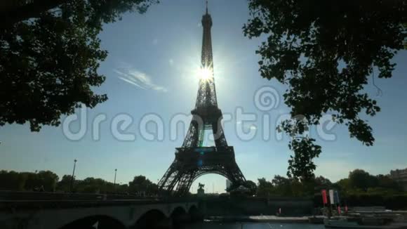 太阳在巴黎埃菲尔铁塔后面闪耀视频的预览图