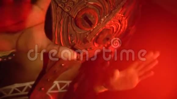 戴着面具的黑巫师在红光中有节奏地握手视频的预览图