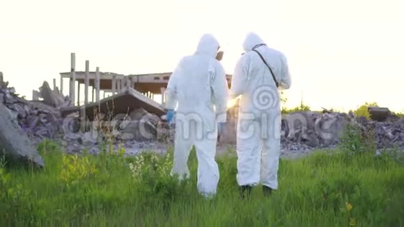 两名穿着防护服和口罩的科学家和一名辐射监测员步行测量辐射视频的预览图