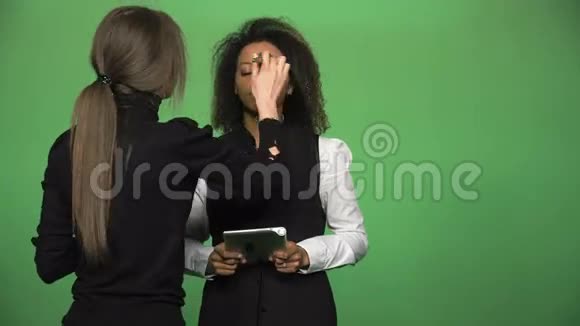 黑人女性在提供新闻时视频的预览图