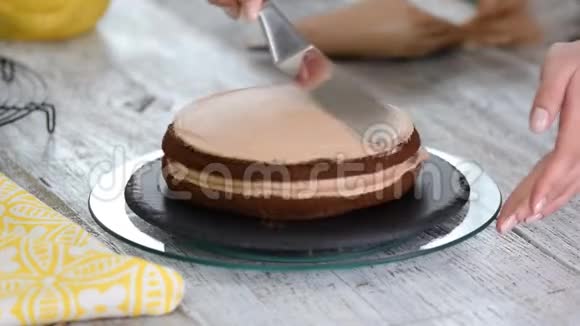 奶油被挤在巧克力蛋糕上把奶油挤在蛋糕上视频的预览图