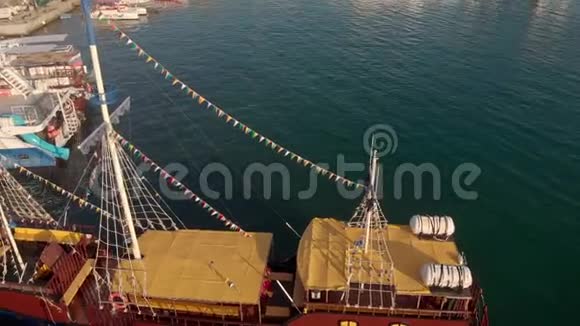码头上矗立着一艘有桅杆的旧船空中射击视频的预览图