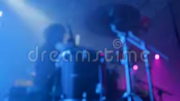 鼓手在摇滚音乐会上表演视频的预览图