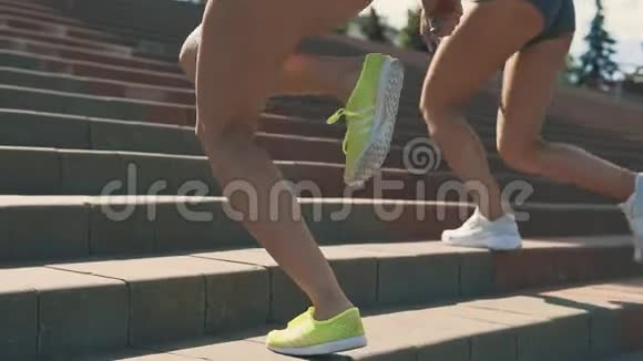 跑步的鞋子和腿紧贴着女跑步运动员在外面爬楼梯视频的预览图