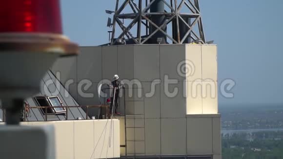 一个人站在摩天大楼的边缘准备好绳子而另一个人则拿着绳子视频的预览图