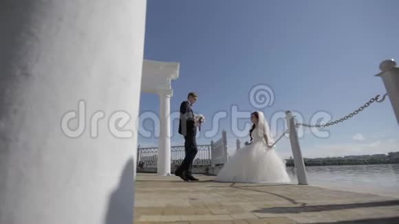 结婚纪念日新娘和新郎在风景如画的蓝色湖泊附近跳舞视频的预览图