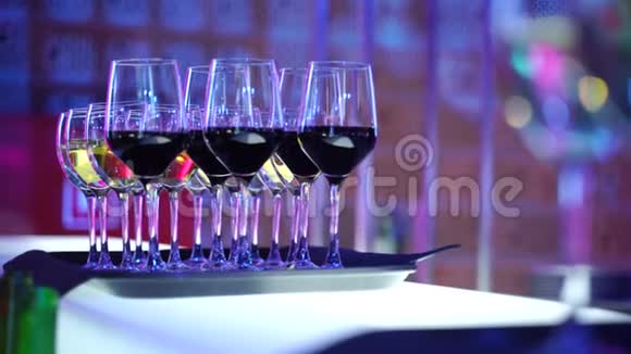 为客人准备红葡萄酒和白葡萄酒视频的预览图