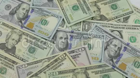 美元钞票和不同面值的美元放在桌子上视频的预览图