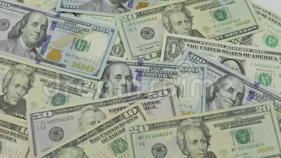 美元钞票和不同面值的美元放在桌子上视频的预览图