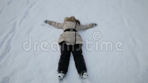 女孩在雪地里玩天使视频的预览图