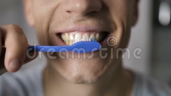 特写男性口腔刷牙视频的预览图