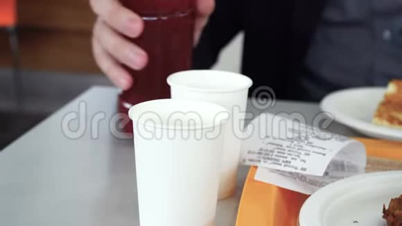 男性手往快餐店的纸杯里倒红色果汁近4k视频的预览图