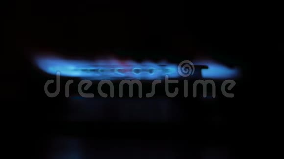 黑色背景上的煤气炉气体开启呈现蓝色火焰视频的预览图