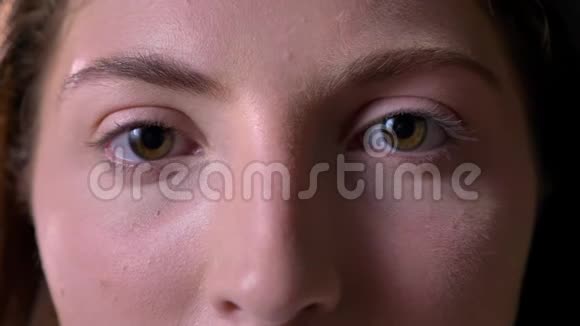 近镜头年轻迷人的女人绿色眼睛看镜头美丽的肖像视频的预览图