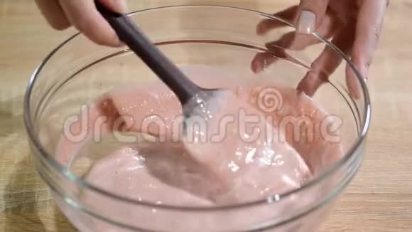 在碗里搅拌美味的浆果慕斯烹调过程视频的预览图