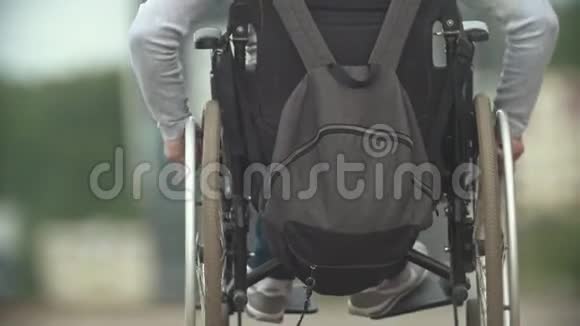 坐轮椅的残疾人在城市大街上视频的预览图