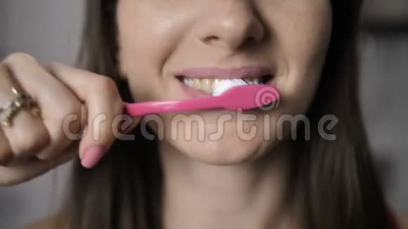 女性适当刷牙的特写视频的预览图