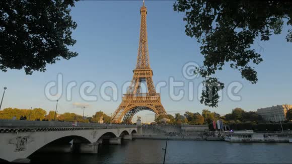 巴黎塞纳河上埃菲尔铁塔和一座桥的景色视频的预览图
