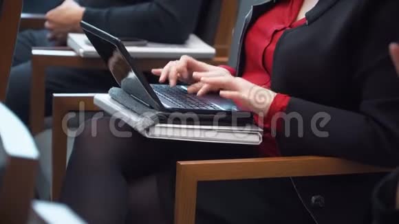 开会时在笔记本电脑上打字的女人视频的预览图