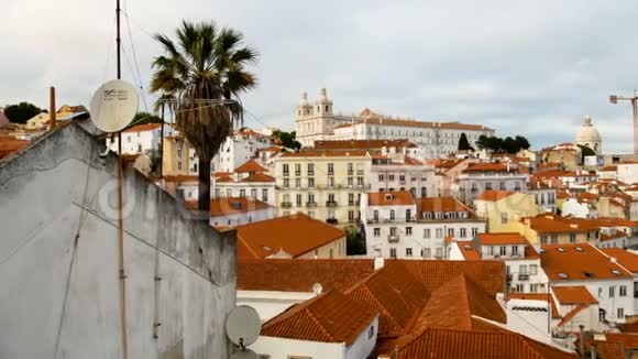 葡萄牙里斯本的阿尔法玛居民区有五颜六色的建筑和国家万神殿视频的预览图
