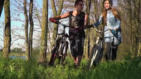慢镜头拍摄一对行走的自行车视频的预览图