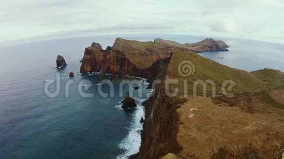 马德拉岛海岸线上的悬崖和岩石鸟瞰图视频的预览图