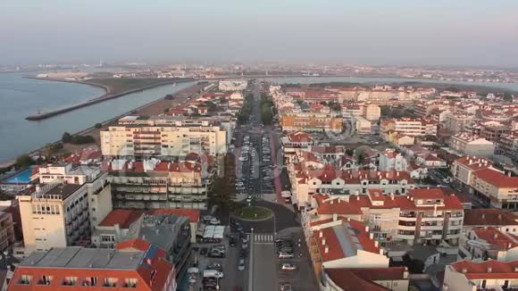 在海滩旁边的古色古香的地中海小镇上流动着交通来自葡萄牙阿维罗的巴拉海滩视频的预览图