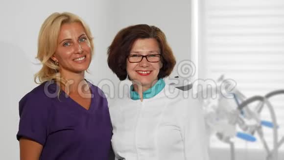 两位兴高采烈的女医生对着医院的镜头微笑视频的预览图